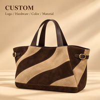 Tas Tote Kulit Sapi Suede Coklat Beige Logo Kustom Produsen untuk Wanita, Tas Selempang Wanita dengan Desain Panel Bergelombang