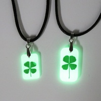 Collier Pendentif Trèfle à Quatre Feuilles Lumineux et Porte-Bonheur, Brille dans le Noir, avec Étoile Croissant au Dos