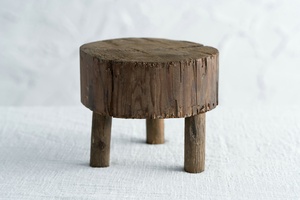 Petit tabouret en <span class=keywords><strong>bois</strong></span> de cèdre massif, support rustique pour plantes fissurées, bords plastique - Product Image 3