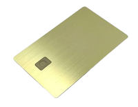 Carte de crédit en métal personnalisée de 0,8 mm, finition mate brossée, avec fente pour puce EMV, bande magnétique et plaque nominative, impression sérigraphique