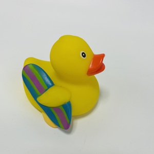 Canard de bain en plastique et caoutchouc personnalisé avec logo OEM/ODM, styles de jouets de canard de bain en vrac, flotte et couine dans l'eau pour enfants et bébés - Product Image 2