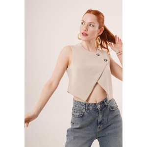 เสื้อกั๊กผู้หญิงแบบมีกระดุมสองแถว สีเบจ ขายส่ง สไตล์ลำลอง ปักโลโก้ กันลม ผ้าทอขนสัตว์ผสมผ้าแคนวาส - Product Image 2