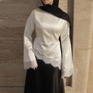 Nouvelle Collection Aïd 2026 : Vêtements Musulmans pour Femmes – Haut en Satin et Dentelle Élégant et Modeste, Chemise Asymétrique à Nouer en Dentelle - Product Image 1