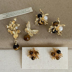 Pendientes de Verano con Diseño de Abeja, Chapados en Oro de 18K PVD, Acero Inoxidable, Imitación de Perla y Circonita Cúbica - Product Image 1