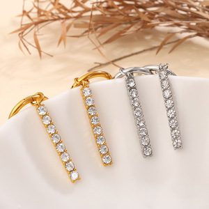 Pendientes de aro con colgante de circonita en acero inoxidable chapado en oro de 18 quilates para mujer - Product Image 4