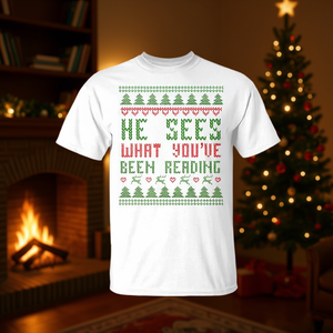 Él ve lo que has estado leyendo, camiseta Tri Blend con diseño de libro navideño - Product Image 3
