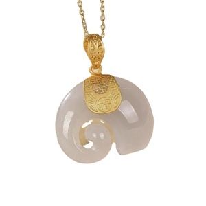 หยกเขียวเฮเทียนธรรมชาติ ชุบทอง 18K สร้อยคอจี้รูปทรงริมฝีปาก ดีไซน์มงคลรูยี่ เครื่องประดับหรูหราสำหรับทุกเพศ - Product Image 5