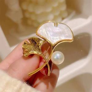 Broche en nacre naturelle Double Eleven, perle d'eau douce Akoya de 8 mm, charme d'automne, feuille de Ginkgo pleine, décoration de poitrine - Product Image 3