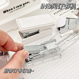 Juego de mini grapadoras transparentes de 60mm x 30mm, papelería portátil para estudiantes y oficina, diseño compacto y sencillo para uso diario - Product Image 5