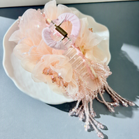 Pince à cheveux Super Féerique en Organza avec Fleurs, Faite à la Main, Perles et Long Pompon, Pince Requin de Luxe pour Mariage