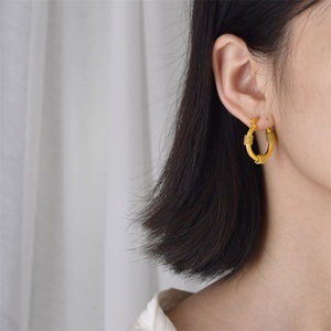 Boucles d'oreilles créoles torsadées épaisses plaquées or, tendance et populaires - Product Image 5