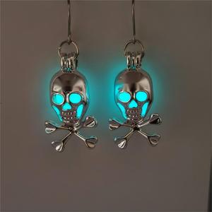 Venta al por mayor de fábrica Halloween luminoso ahueca hacia fuera el cráneo fantasma noche luz colgante pendientes colgantes para mujeres - Product Image 4