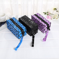 Pochette de voyage imperméable en PVC mat à motif losanges octogonaux avec fermeture éclair et sangle amovible, sac à cosmétiques pour femmes, rangement multifonctionnel