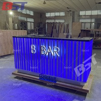 Comptoir en marbre noir de conception gentille Stockage en bois Maison Mini vin Comptoir de bar extérieur à LED