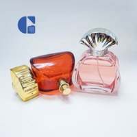 Botella de Perfume de Vidrio de Lujo, Curva y Plana, Vacía, con Pulverizador, Tapa Dorada/Plateada con Relieve de Abanico, Envase Cosmético