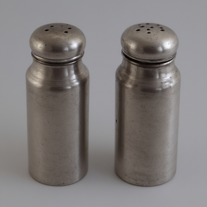 Molinillo de sal y pimienta de madera hecho a mano con acabado de pátina ennegrecida Artesanal hecho a mano que ofrece acento decorativo - Product Image 1