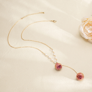 Nuova Collezione 2026: Collana Artigianale con Ciondolo a Bocciolo di Rosa e Perle Finte, Design a Y - Product Image 4