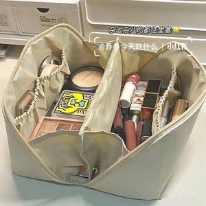 Trousse de maquillage portable pour femmes, grande capacité, trousse de toilette portable idéale pour les voyages, nouveau style pour les sorties et les voyages. - Product Image 2