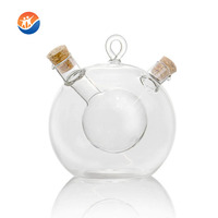 Distributeur d'huile et de vinaigre en verre multifonctionnel de forme carrée au design classique pour cuisine, idéal pour l'huile d'olive, la sauce soja et les assaisonnements.