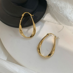Boucles d'oreilles créoles simples et lisses, couleur argent, géométriques torsadées, pour femmes, design de niche, bijoux de fête, cadeaux - Product Image 3