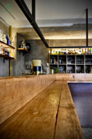 Comptoir de bar en bois massif rustique personnalisé en forme de L, table de bar commerciale ou domestique avec étagère à vin murale pour pub ou bar à cocktails