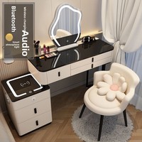 Table de toilette intelligente de luxe nordique moderne pour chambre à coucher avec chargeur sans fil, haut-parleur Bluetooth et miroir à motif nuage pour le maquillage