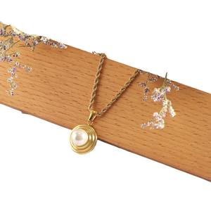 Collier <span class=keywords><strong>pour</strong></span> femme avec pendentif initial en forme de <span class=keywords><strong>lettre</strong></span>, personnalisé, en acier inoxydable plaqué or 18 carats, résistant à l'eau, avec nacre, de la marque Fandi Jewelry. - Product Image 4