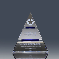 Trophée pyramidal en cristal K9 avec logo personnalisé et gravure pour la célébration de réalisations spéciales