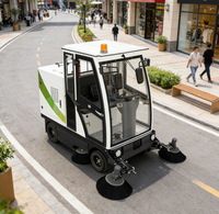 Mini balayeuse électrique à quatre roues avec bras robotique télescopique, équipée d'une pompe à moteur, d'un engrenage, d'un réservoir d'eau, d'un bac à déchets et de 4 moteurs de nettoyage