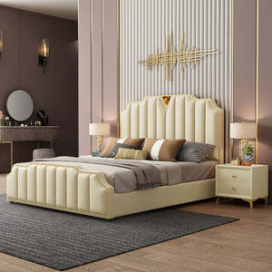 <span class=keywords><strong>Lit</strong></span> élégant à capitons verticaux : Accents dorés en forme <span class=keywords><strong>de</strong></span> clous, table <span class=keywords><strong>de</strong></span> chevet assortie, pièce maîtresse moderne pour la chambre à coucher - Product Image 3