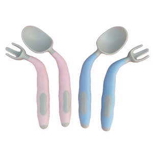 <span class=keywords><strong>Cuchara</strong></span> de viaje <span class=keywords><strong>curva</strong></span> de PP para regalo de bebé, utensilio de alimentación de silicona para niño, juego de <span class=keywords><strong>cuchara</strong></span> y tenedor de entrenamiento con mango Curvo - Product Image 4