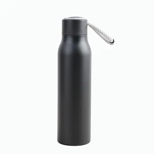 Çevre dostu özel Logo çift duvar vakum tumbler taşınabilir halat ile 304 termos yalıtımlı paslanmaz çelik spor su şişesi