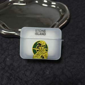 Airpods 4 <span class=keywords><strong>3</strong></span> <span class=keywords><strong>2</strong></span> ve Pro <span class=keywords><strong>2</strong></span> için Taş Etiket Tasarımlı Darbeye Dayanıklı UV Baskılı Yumuşak TPU Koruyucu Kılıf - Product Image 3