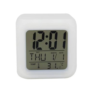 Sveglia Elettronica Quadrata con Luce Notturna a 7 Colori e Calendario per Bambini - Design Moderno - Product Image 2