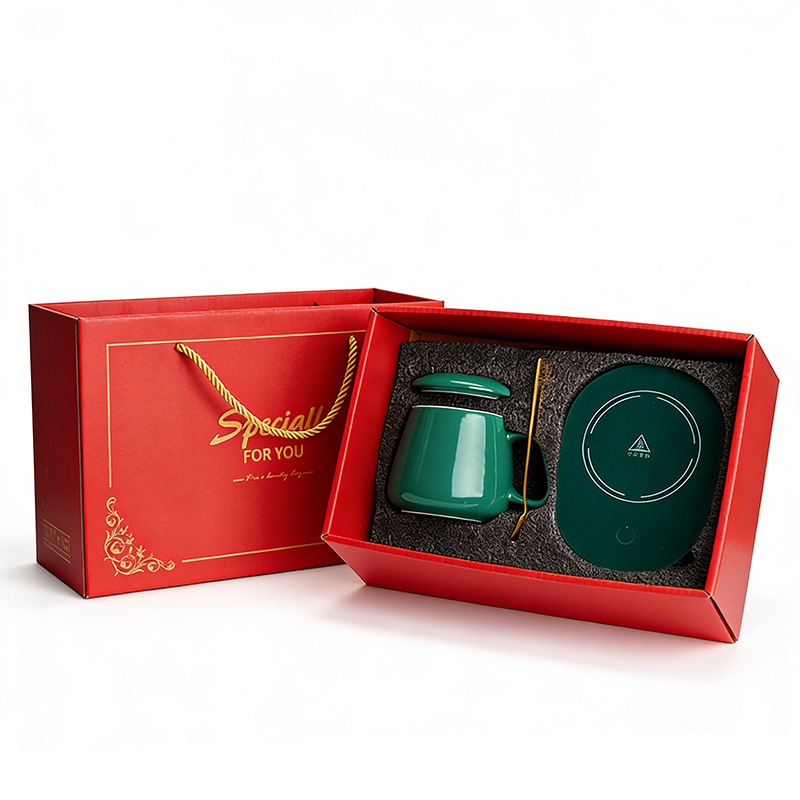 Tasse chaude, boîte cadeau blanche brillante avec couvercle et cuillère