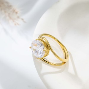 Anillo de doble banda con piedra central ovalada - Diseño hueco, elegante y versátil, ideal para ocasiones informales. - Product Image 3