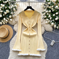 Robe moulante élégante pour femme en tricot rose, manches longues évasées, ourlet à volants, boutons décoratifs, mini-robe décontractée pour tous les jours et les soirées