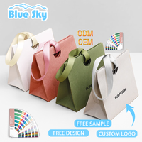 Sacs en papier texturé de luxe avec poignée en ruban satiné Impression dorée à chaud Options multicolores pour l'emballage cadeau de vente au détail haut de gamme