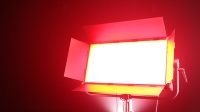 Projecteur LED matriciel 1300W à CRI96+ et IP65, contrôle DMX/manuel, panneau diffuseur pour films, télévision et événements extérieurs