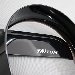 กระบังหน้า<span class=keywords><strong>ประตู</strong></span>กระจกหน้ารถ การป้องกันและการตกแต่งที่หรูหรา สีดําเข้ม/สีดําใสสําหรับไทรตัน - Product Image 1