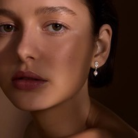 Boucles d'oreilles pendantes en perles baroques vintage françaises, plaquées or 2,5 µm, en argent 925 martelé, élégantes et minimalistes, bijoux de mariée