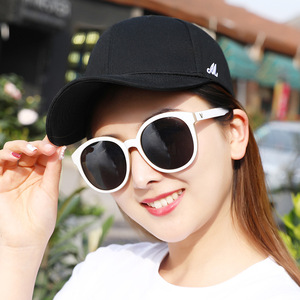 หมวกเบสบอลปักลาย M สีดำ สีขาว สีเบจ หมวกป้องกันแสงแดดสำหรับทุกเพศ - Product Image 3