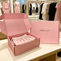 Boîtes d'expédition roses personnalisées avec logo, boîtes pliables en carton ondulé pour l'emballage de vêtements féminins, robes et accessoires.