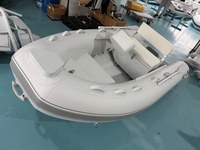 Bateau pneumatique UT320 White Achilles Hypalon 320 cm à coque en aluminium avec console et marchepied avant