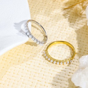 Anillo de Eternidad de Acero Inoxidable con Baño de Oro de 18K para Mujer - Banda Texturizada con Diseño de Puntas Compartidas, Moderno, de Lujo Discreto, para Uso Diario - Product Image 1