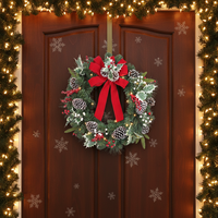 24 Zoll PVC Traditioneller DIY Künstlicher Weihnachtskranz für Außentür Feiertagsdekoration Rote Schleife Beeren Tannenzapfen Wanddekoration