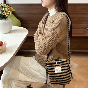 Nuova <span class=keywords><strong>Borsa</strong></span> a <span class=keywords><strong>Tracolla</strong></span> Invernale alla Moda in Peluche Sherpa con Zip e Motivo a Pois Arcobaleno, Carina e Compatta per Shopping e Uso Personale - Product Image 3