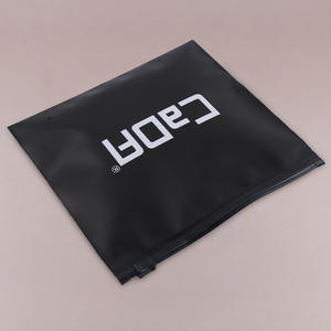 Sac à <span class=keywords><strong>fermeture</strong></span> éclair en LDPE givré, noir mat, résistant aux déchirures, imprimé en gravure, logo léger personnalisé, imperméable, recyclable, pour emballer des chaussettes et des vêtements - Product Image 2