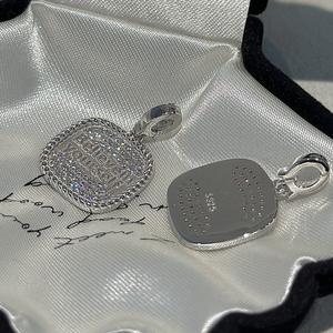 Colgante de Plata Pura S925 con Letra Inglesa, Diseño Vintage con Microincrustaciones, Elegante Temperamento Francés, Simple, Encantador y Exclusivo - Product Image 4