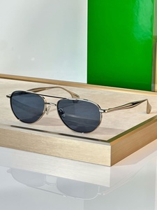 Lunettes de soleil classiques 2026 tendance pour la plage et l'extérieur, protection UV400, monture en titane, vente en gros de luxe pour les voyages et les vacances - Product Image 6